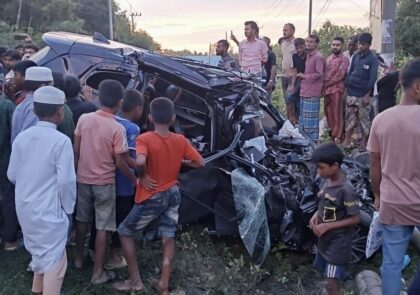 রামুতে যাত্রীবাহি বাস ও প্রাইভেটকারের মুখোমুখি সংঘর্ষে শিশু সন্তানসহ প্রাণ হারালেন আইনজীবী: আহত চারজন