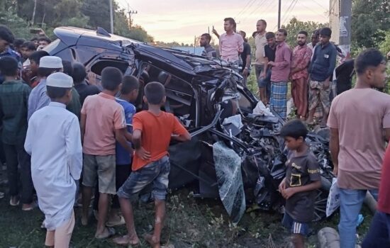 রামুতে যাত্রীবাহি বাস ও প্রাইভেটকারের মুখোমুখি সংঘর্ষে শিশু সন্তানসহ প্রাণ হারালেন আইনজীবী: আহত চারজন