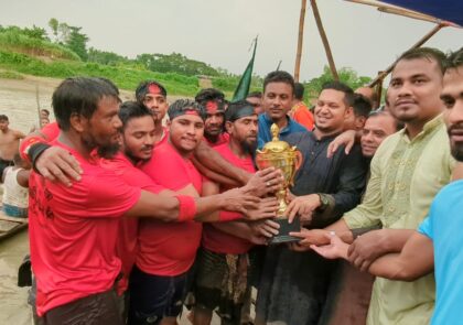 রামুতে অফিসেরচর চর পাড়াবাসীর নৌকা বাইচ অনুষ্ঠিত